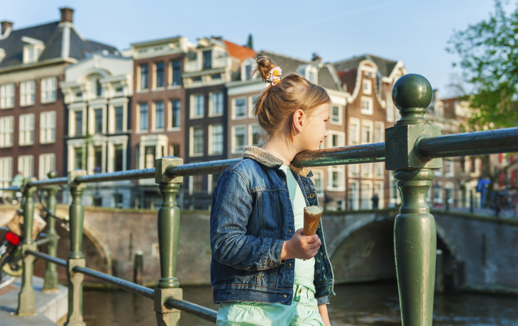 Mädchen an den Grachten von Amsterdam, Niederlande