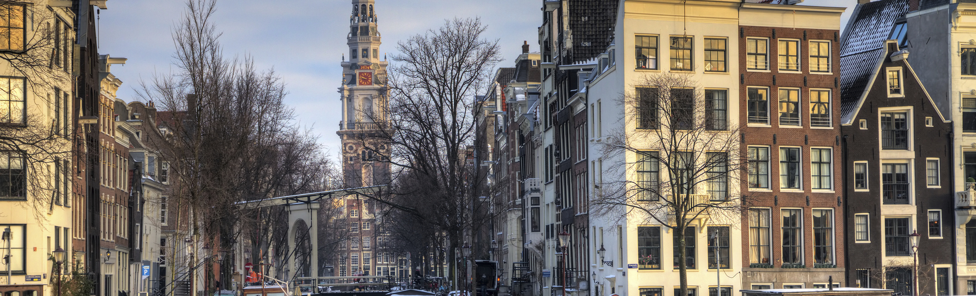 Schiffe in der Gracht bei Amsterdam, Niederlande