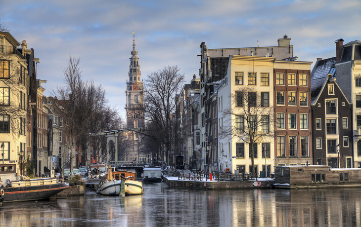 Schiffe in der Gracht bei Amsterdam, Niederlande