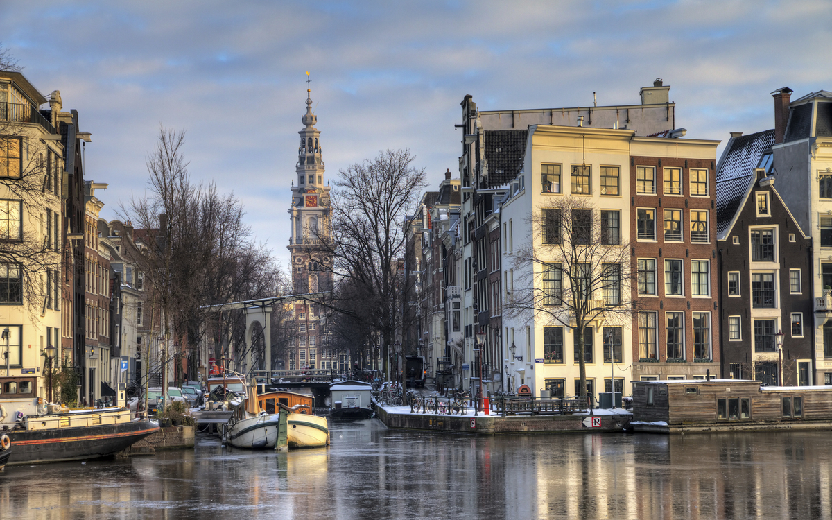 Schiffe in der Gracht bei Amsterdam, Niederlande