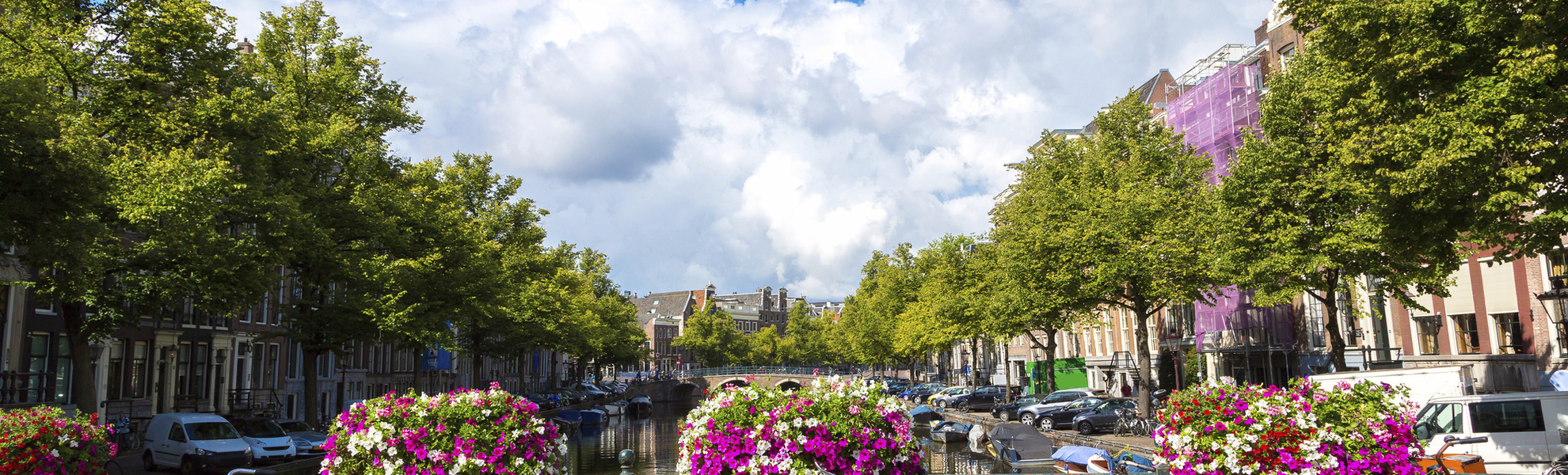 Fahrräder an einer Gracht in den Niederlanden