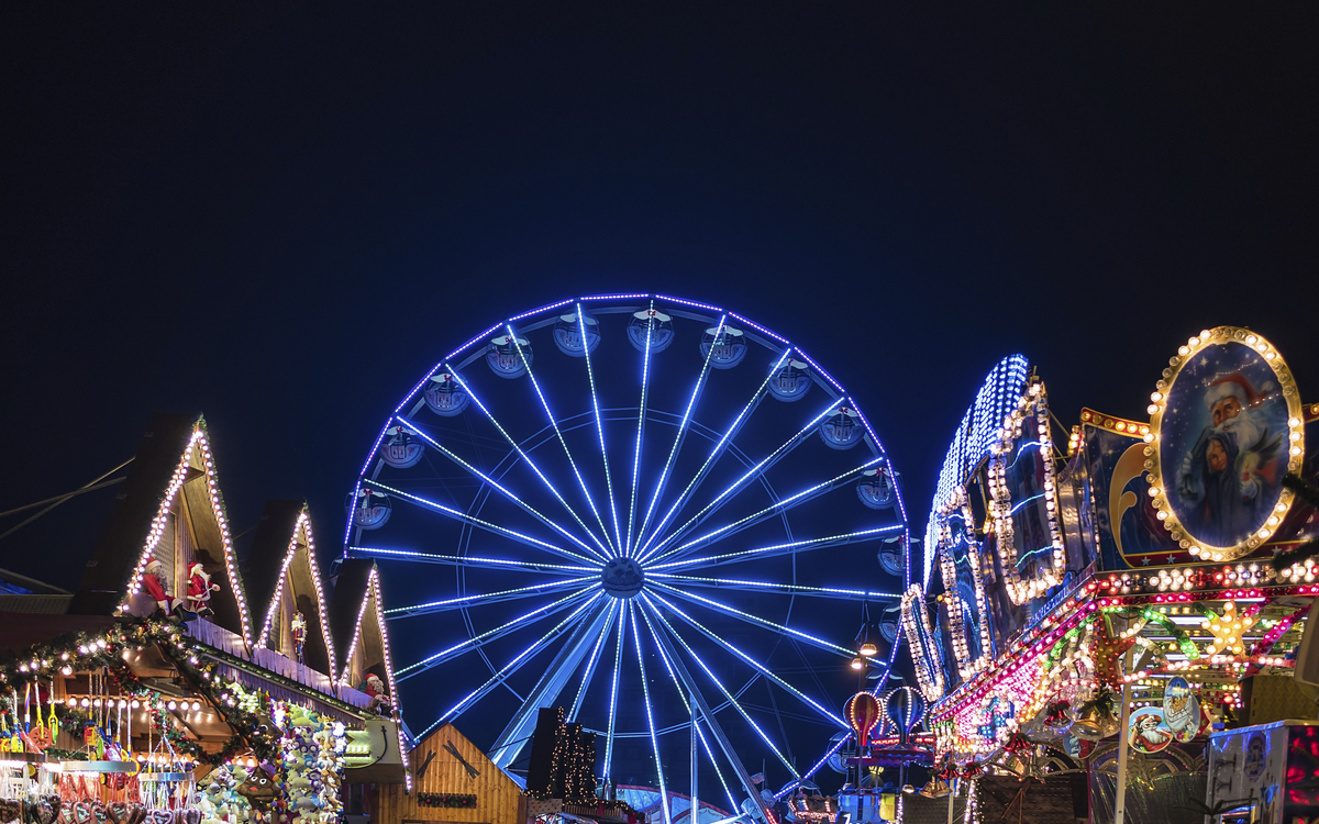 Bunt beleuchteter Weihnachtsmarkt in Rostock, Deutschland