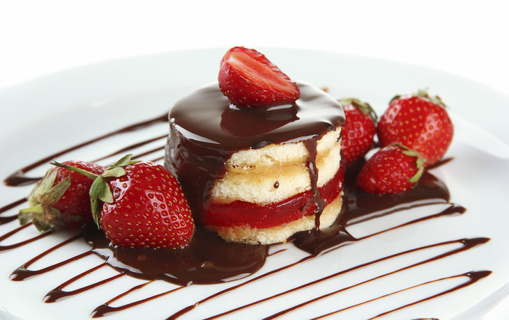 Kuchen mit frischen Erdbeeren und Schokoladenglasur