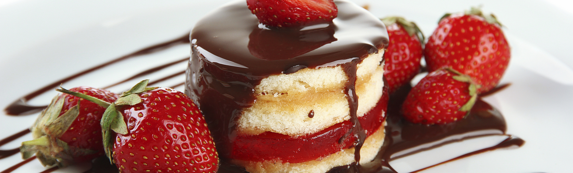 Kuchen mit frischen Erdbeeren und Schokoladenglasur