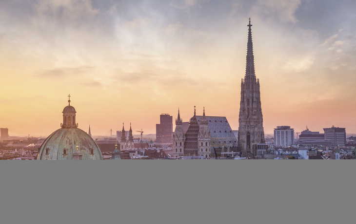 Skyline von Wien bei Sonnenuntergang, Oesterreich