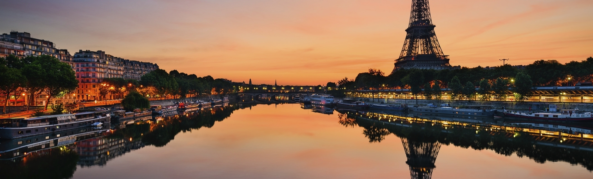 Eiffelturm und Fluss Seine in Paris, Frankreich