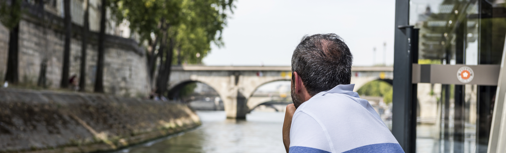Mann mit Blick auf die Seine in Paris