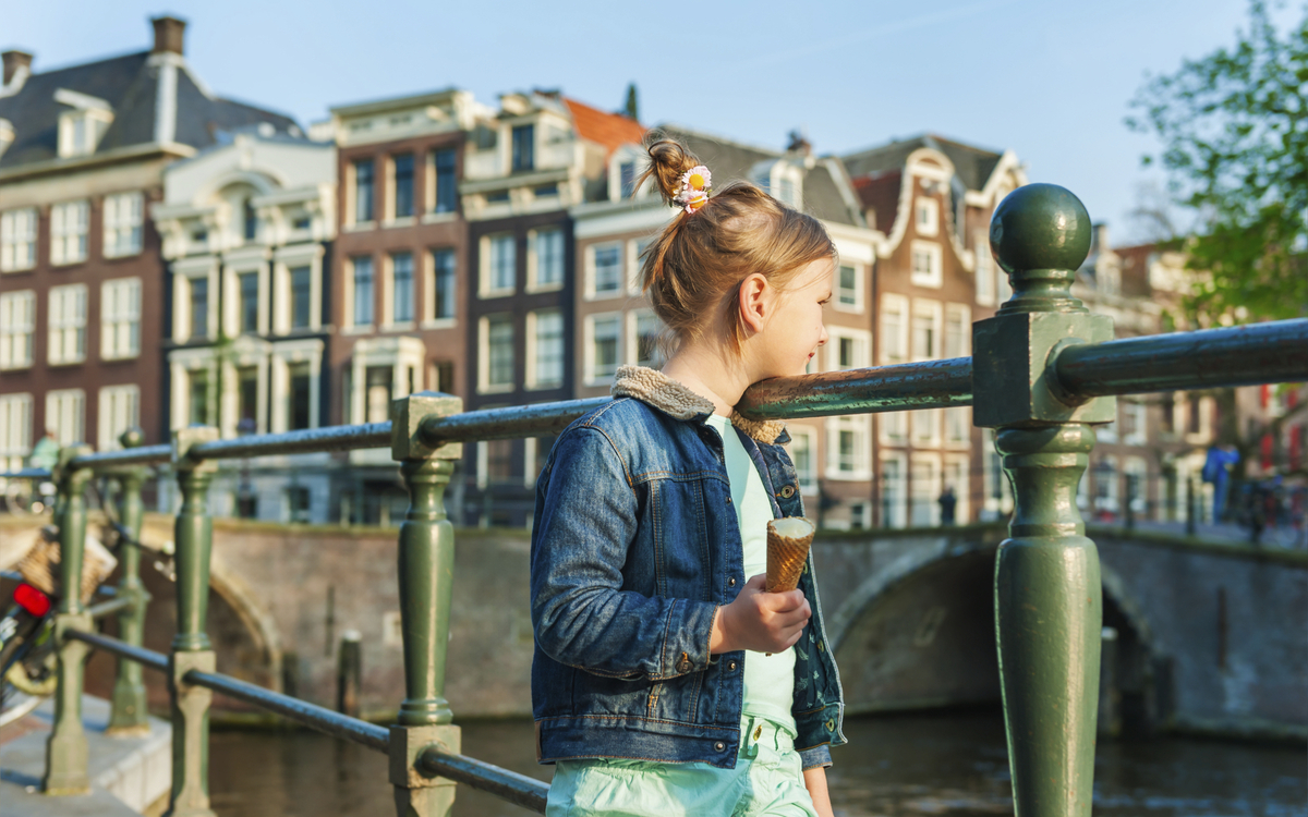 Mädchen an den Grachten von Amsterdam, Niederlande