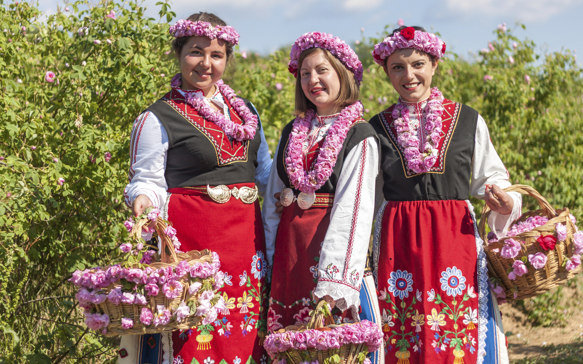 Frauen in traditionellen Kleidern aus Bulgarien