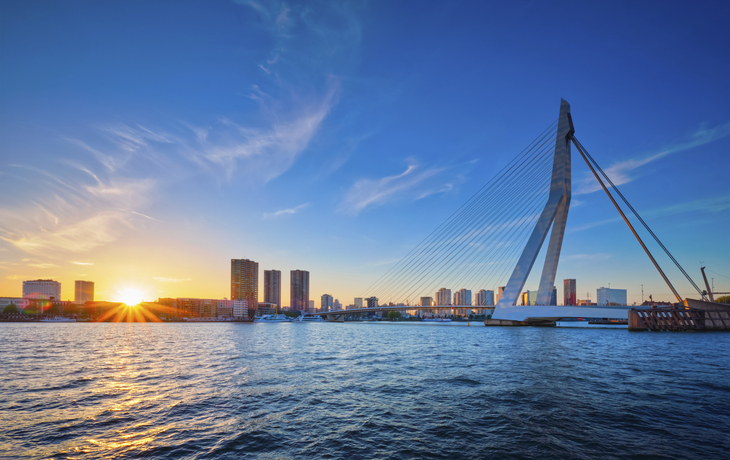 Die Rotterdamer Erasmus-Brücke im Abendlicht, Niederlande