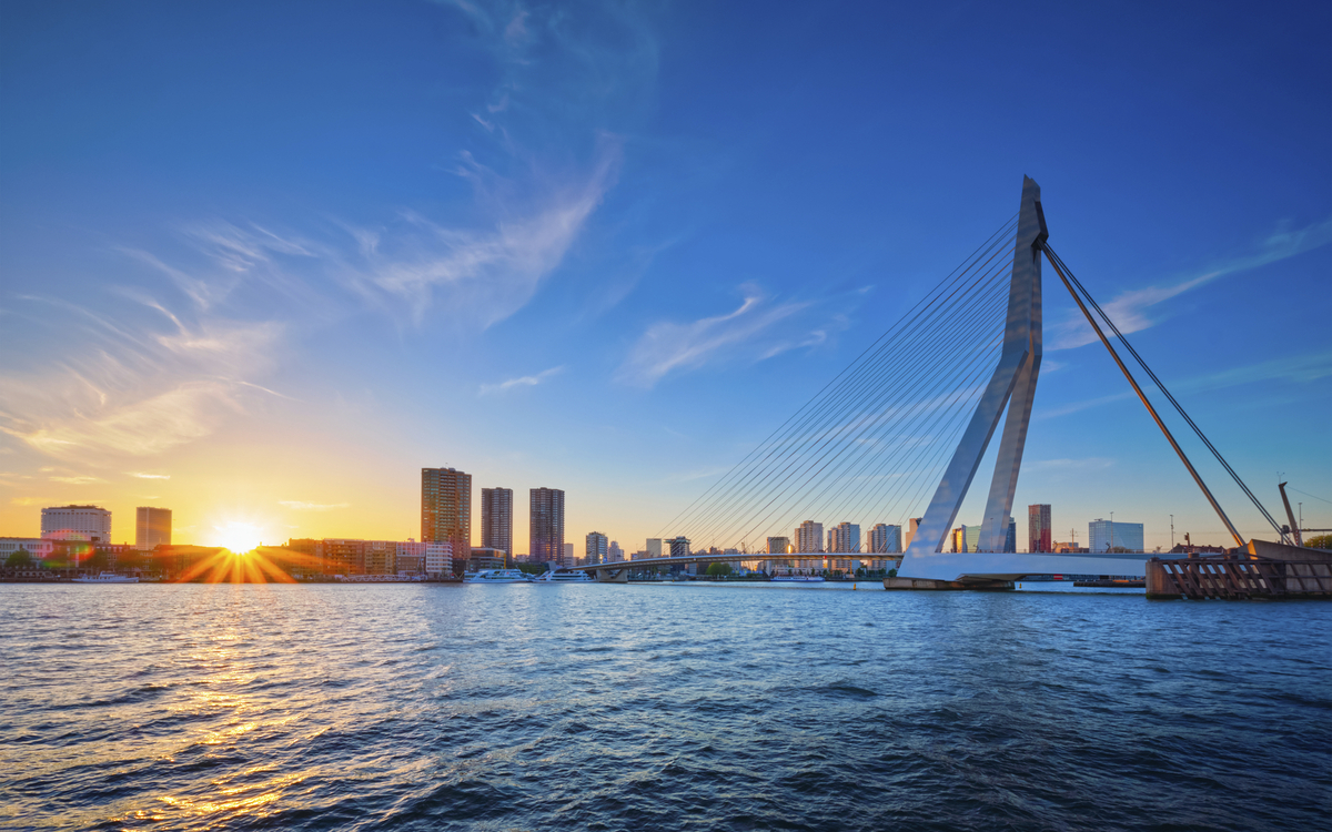 Die Rotterdamer Erasmus-Brücke im Abendlicht, Niederlande