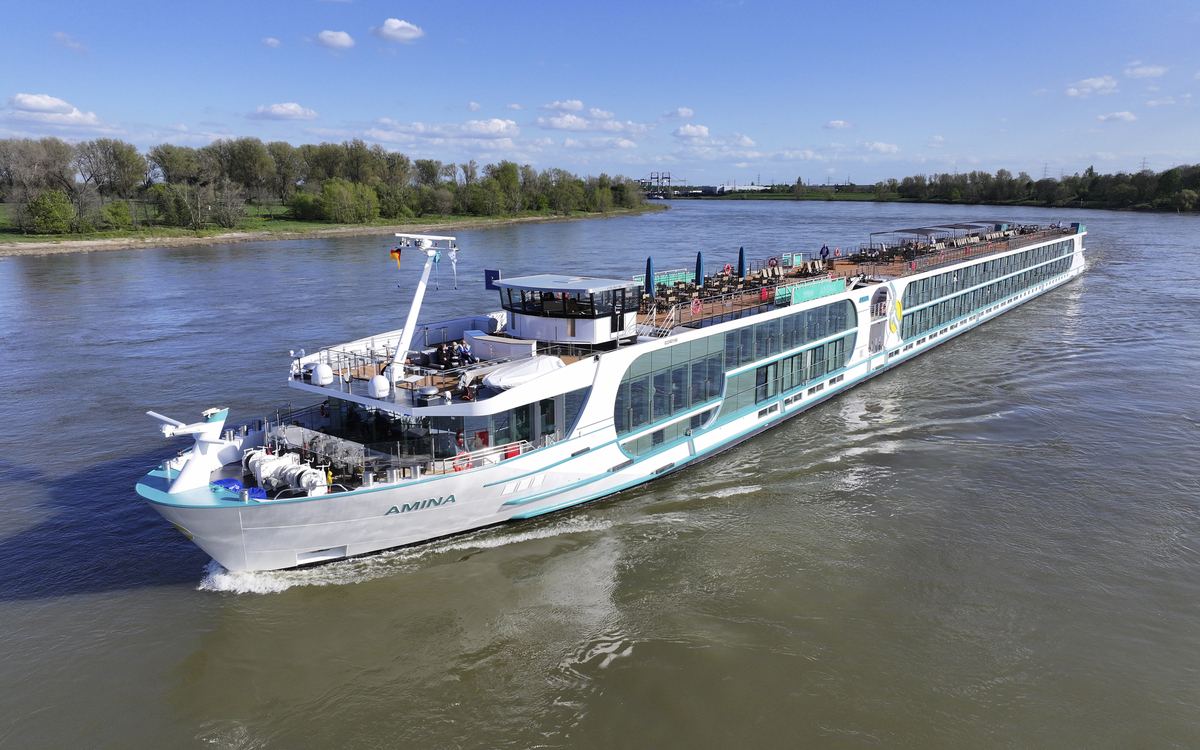 MS Amina auf dem Rhein