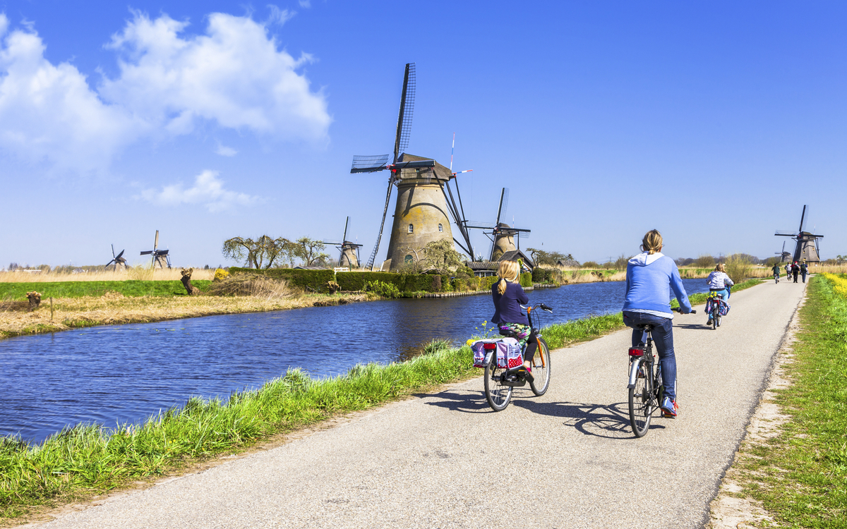 Fahrradweg entlang niederländischer Windmühlen, Niederlande