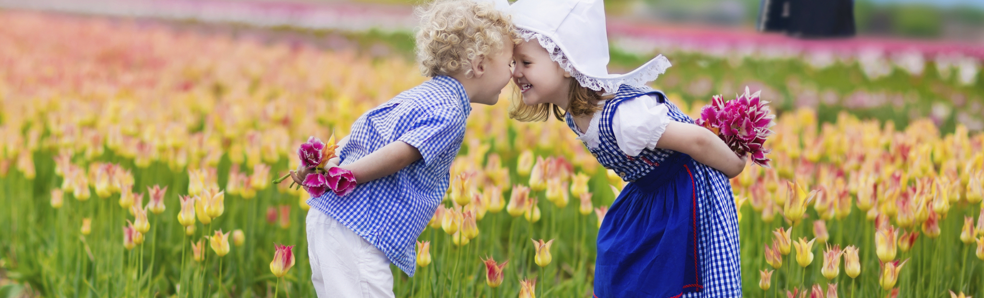 Kinder auf einem Tulpenfeld in den Niederlanden