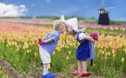 Kinder auf einem Tulpenfeld in den Niederlanden
