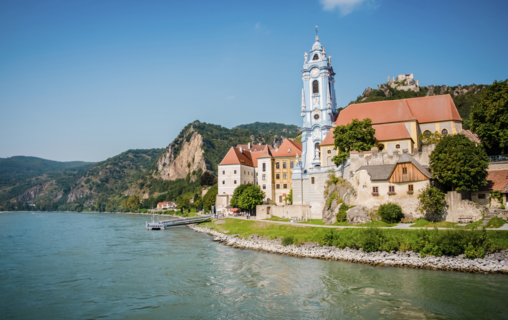 Die Stiftskirche in Duernstein, Oesterreich