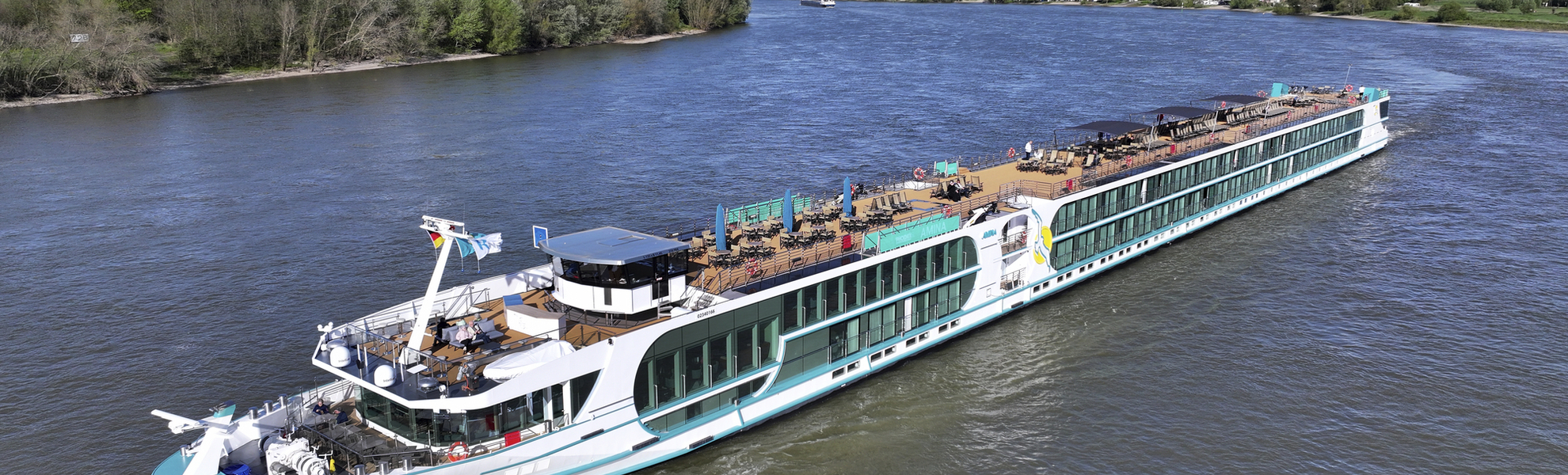 MS Amina auf dem Rhein