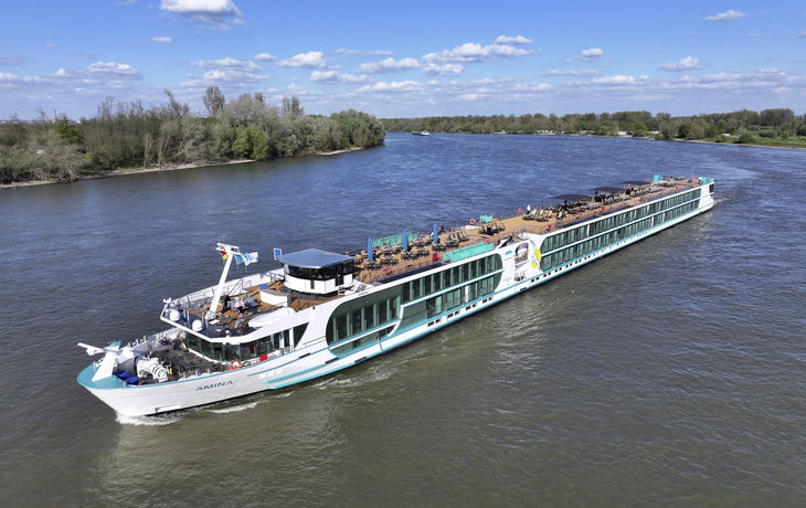 MS Amina auf dem Rhein