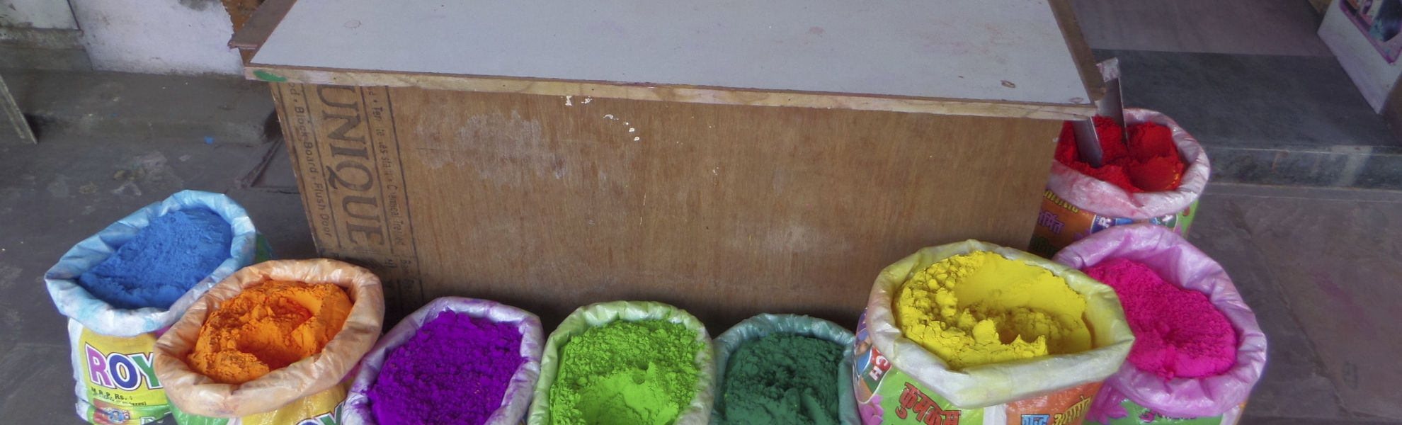 Bunte Farben auf einem Markt in Indien