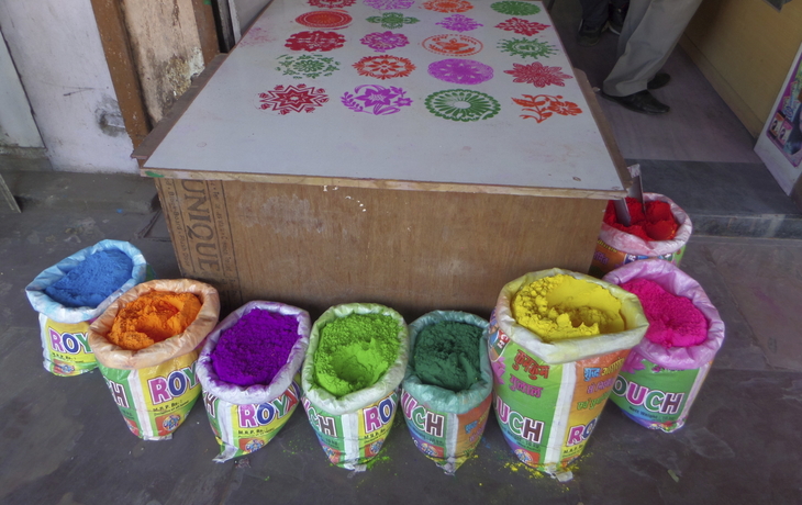 Bunte Farben auf einem Markt in Indien