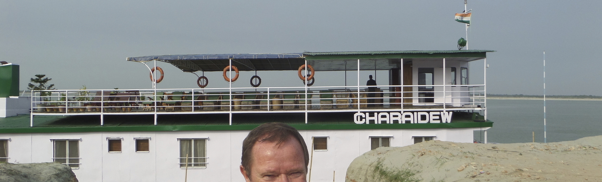 Reiseleiter vor der MS Charaidew in Indien