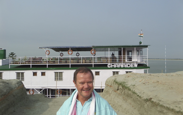 Reiseleiter vor der MS Charaidew in Indien