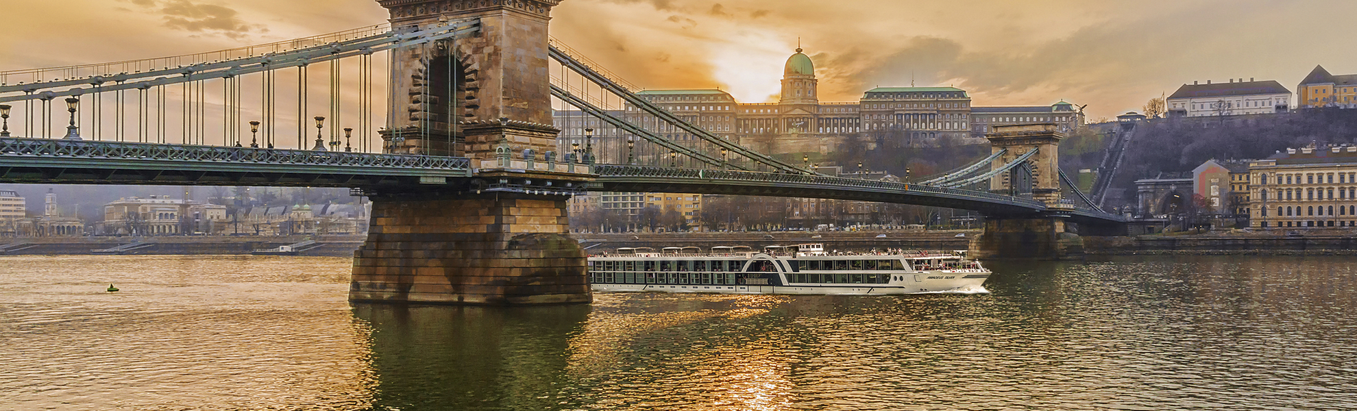MS A-Silver unter der Kettenbrücke in Budapest, Ungarn