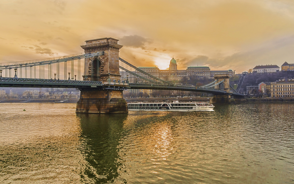 MS A-Silver unter der Kettenbrücke in Budapest, Ungarn