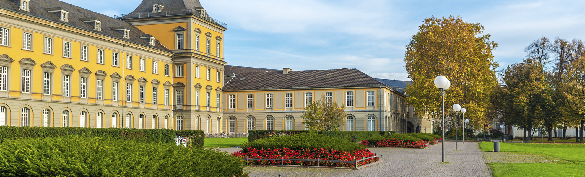 Hauptgebäude und Hofgarten der Universität Bonn, Deutschland
