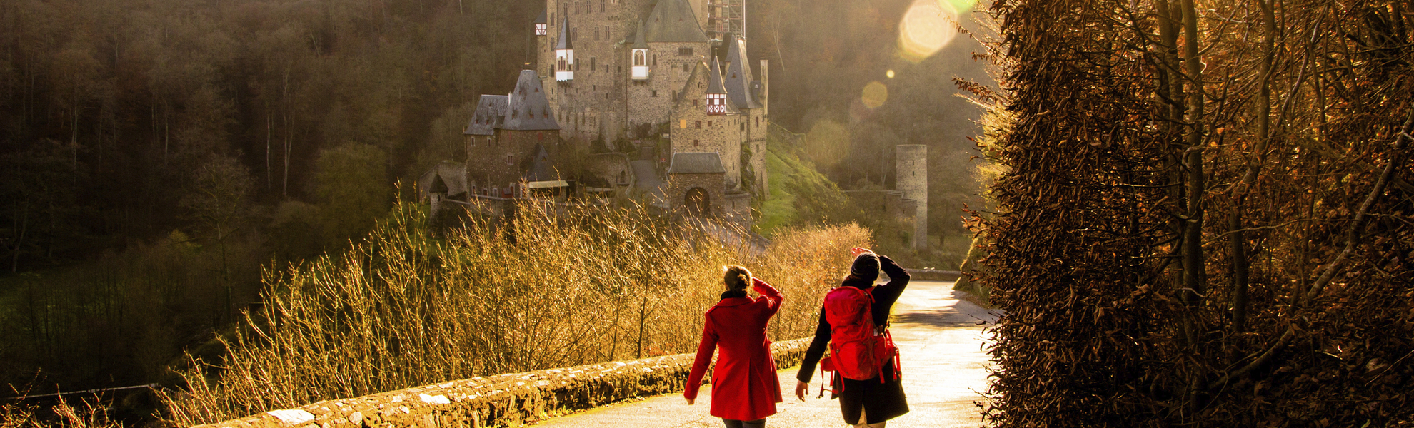 Spaziergäner auf dem Weg zur Burg Eltz