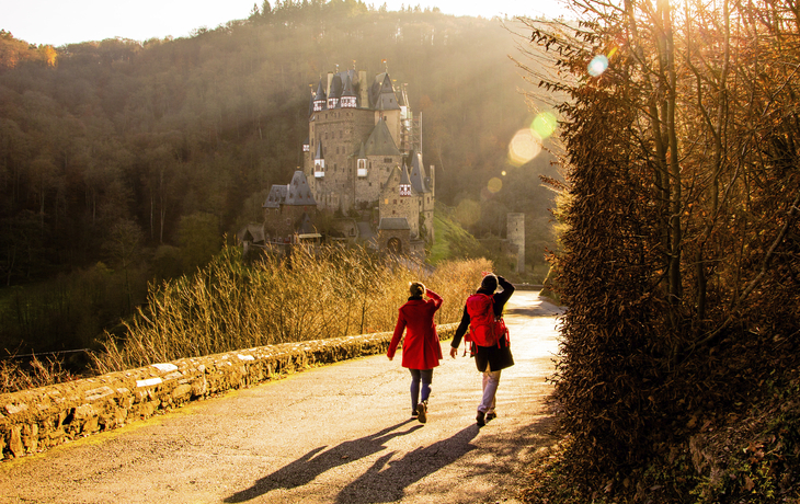 Spaziergäner auf dem Weg zur Burg Eltz