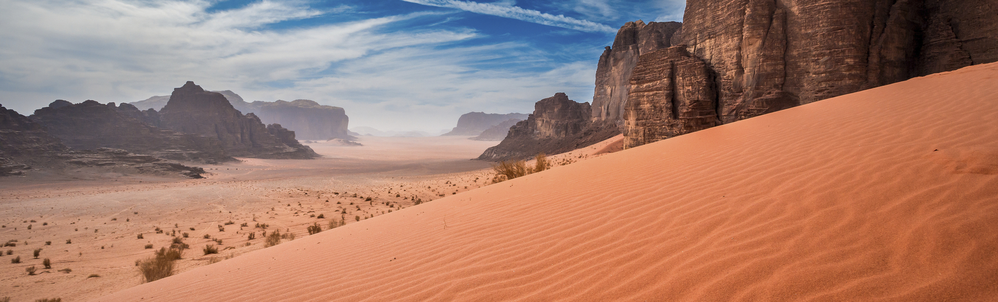 Geschütze Wüstenwildnis Wadi Rum mit den beeindruckenden Sandsteinbergen, Jordanien