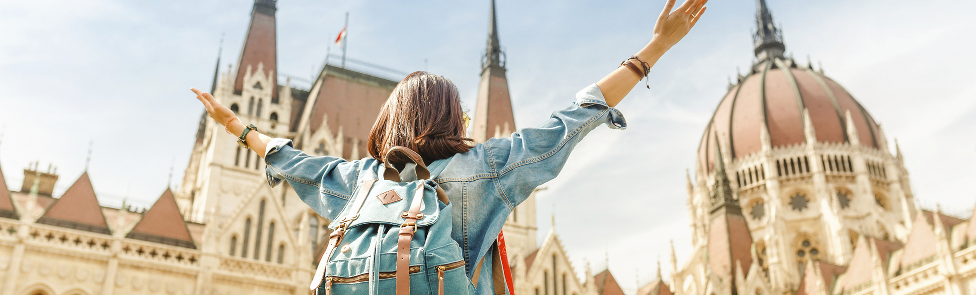 Frau vor Parlament in Budapest, Ungarn