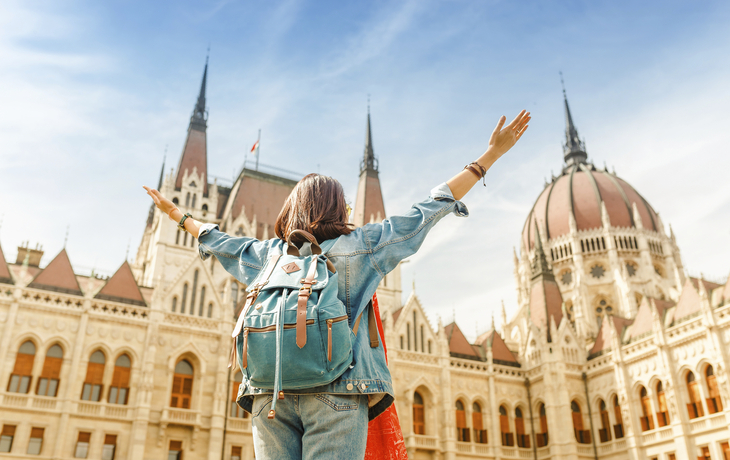 Frau vor Parlament in Budapest, Ungarn