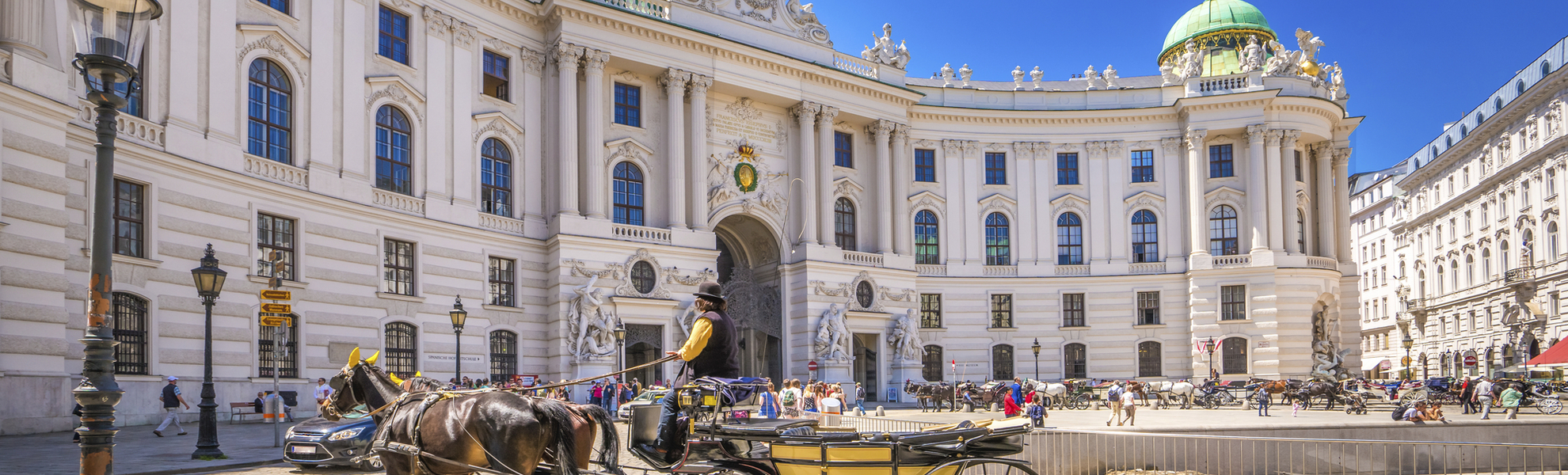 Alte Hofburg und Fiaker in Wien, Österreich