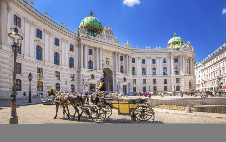 Alte Hofburg und Fiaker in Wien, Österreich