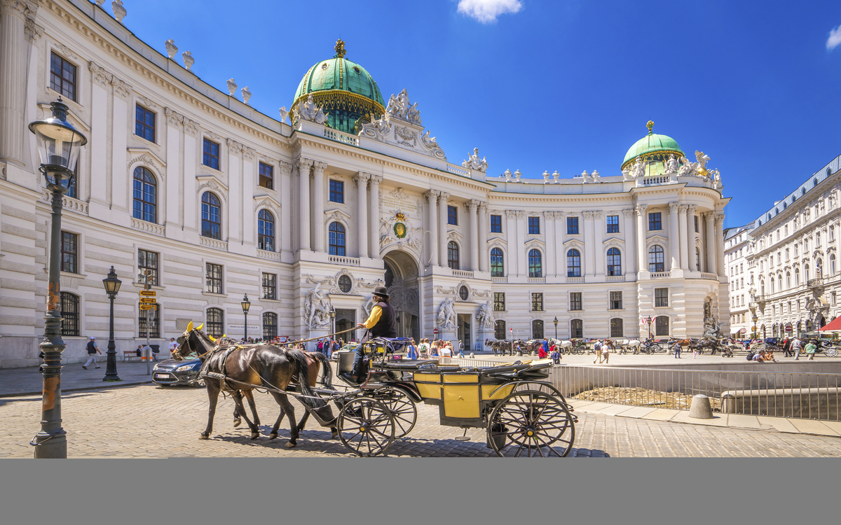 Alte Hofburg und Fiaker in Wien, Österreich
