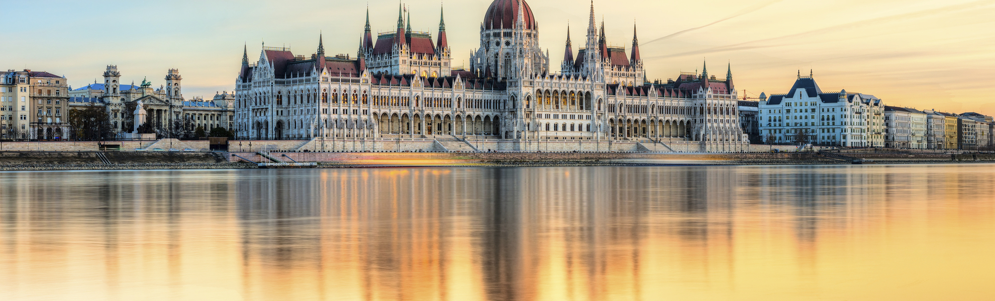 Parlament von Budapest während des Sonnenuntergangs, Ungarn