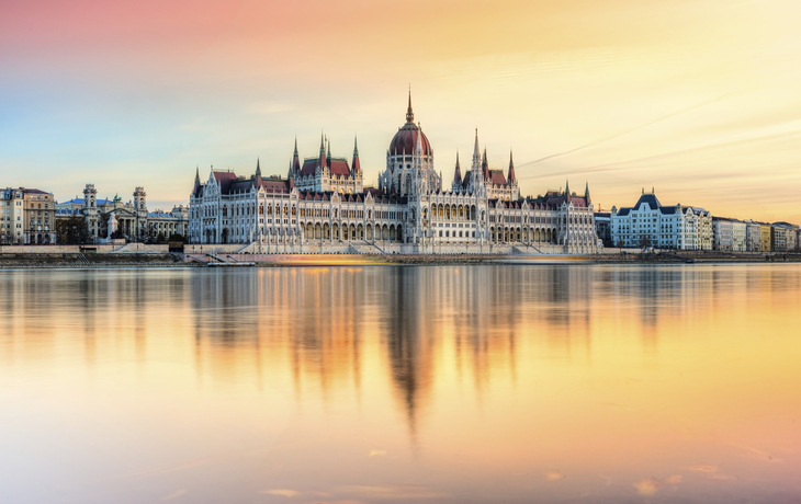 Parlament von Budapest während des Sonnenuntergangs, Ungarn