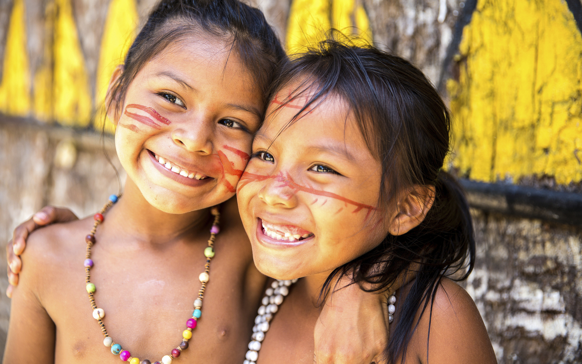 Kinder mit traditioneller Bemalung aus dem Amazonasgebiet