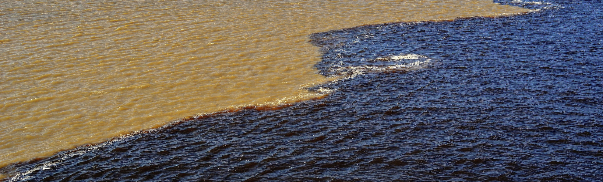 Zusammentreffen vom Rio Solimoes und Rio Negro, Brasilien