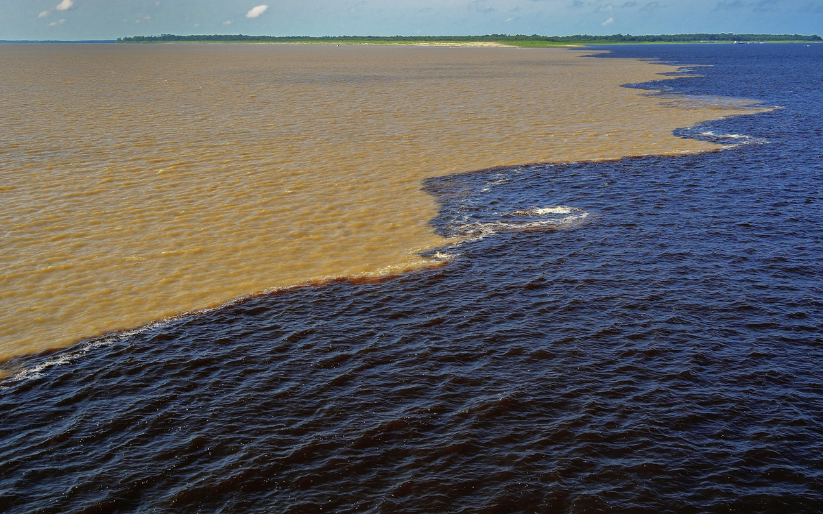 Zusammentreffen vom Rio Solimoes und Rio Negro, Brasilien