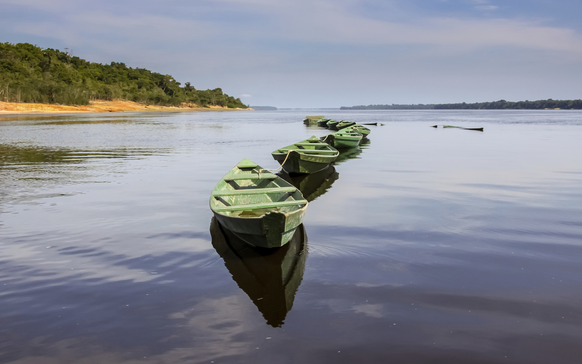 Boote auf dem Rio Negro in Brasilien
