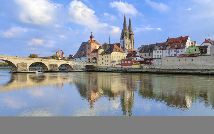Blick über die Donau auf den Dom von Regensburg, Deutschland
