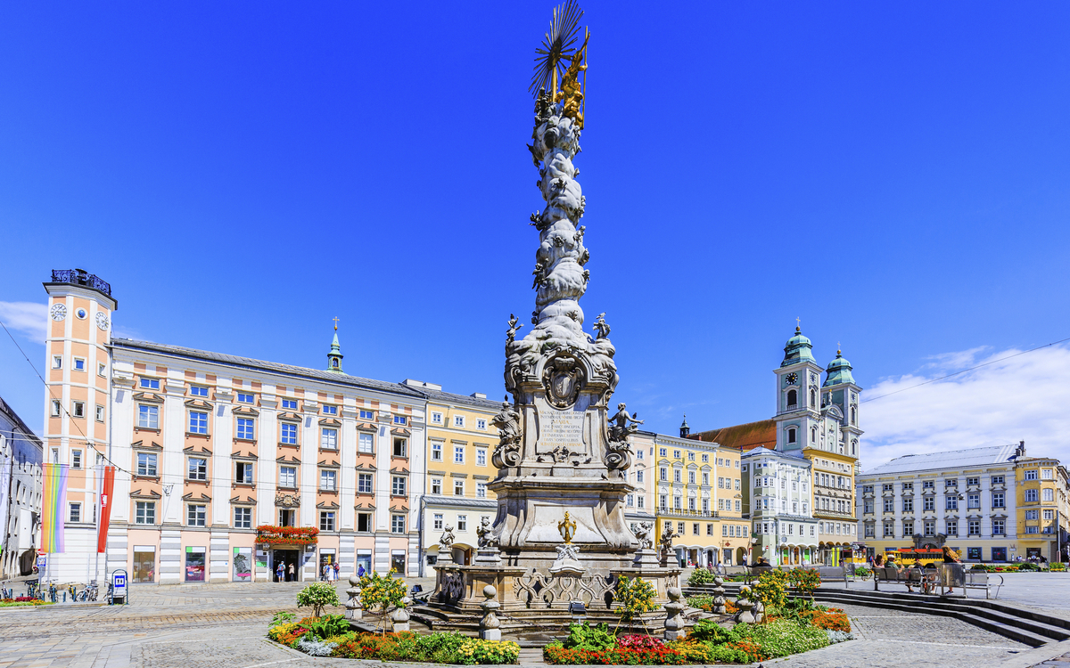 Dreifaltigkeitssäule auf einem Platz in Linz, Österreich