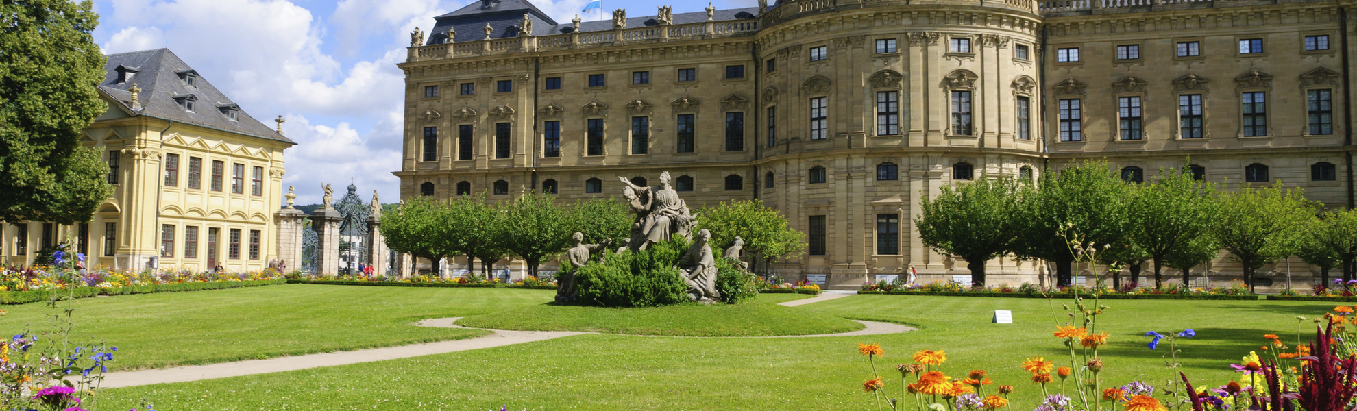 Residenz mit blühendem Garten in Würzburg, Deutschland