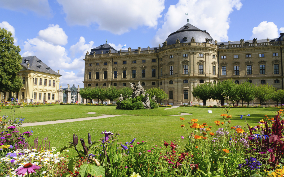Residenz mit blühendem Garten in Würzburg, Deutschland