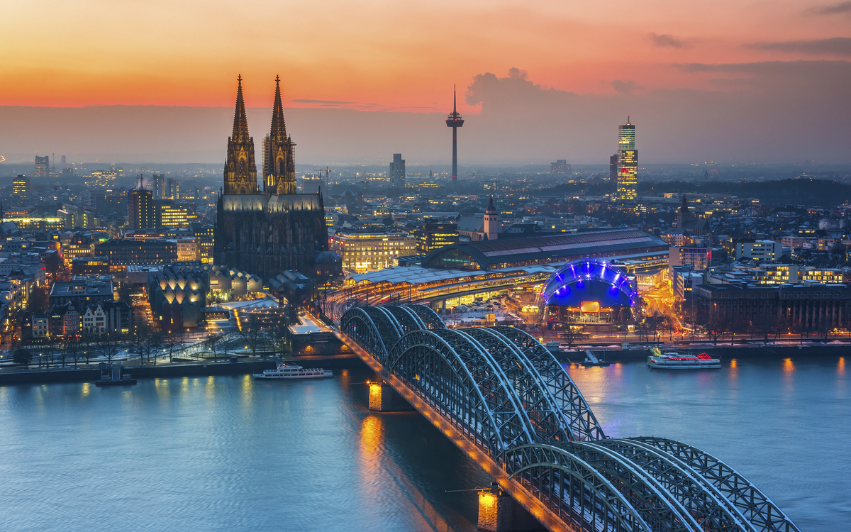 Luftaufnahme von Köln bei Nacht, Deutschland