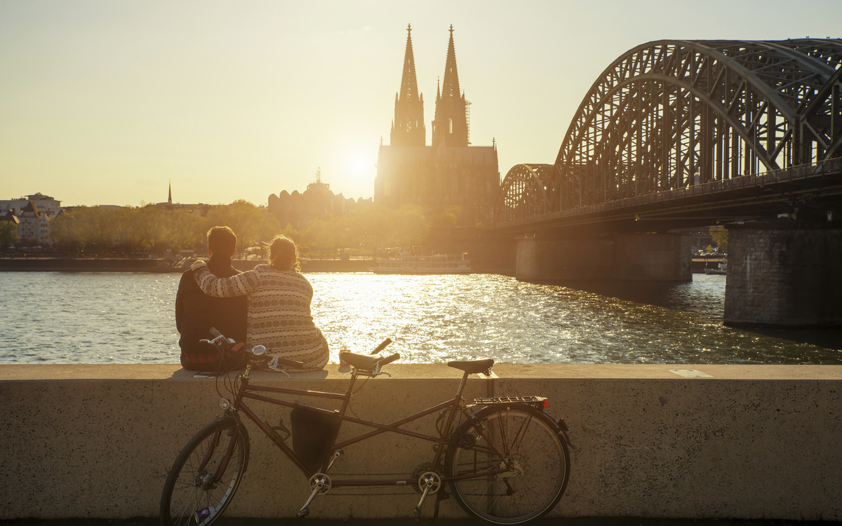 romantischer Sonnenuntergang über dem Kölner Dom, Deutschland