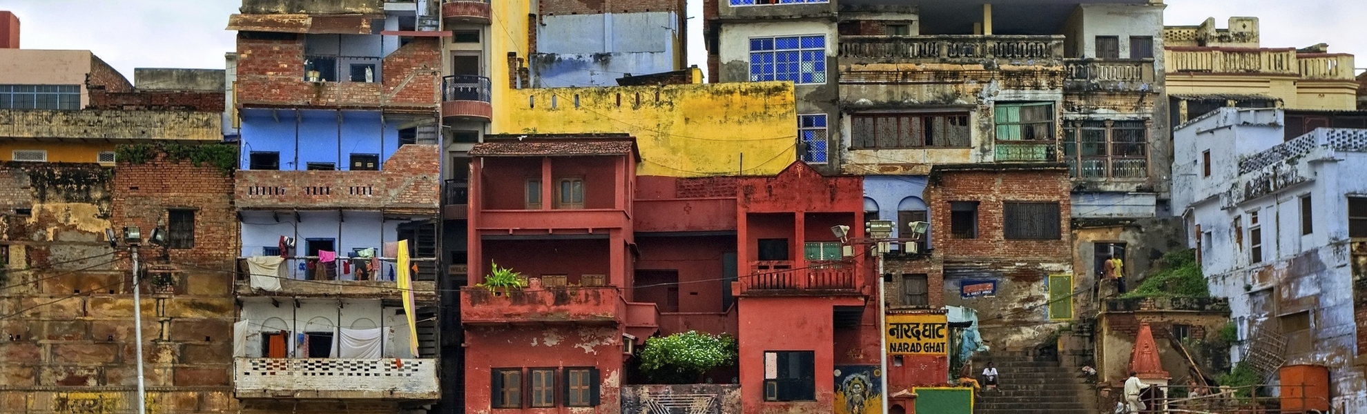 Bunte Häuser am Ganges in Varanasi, Indien